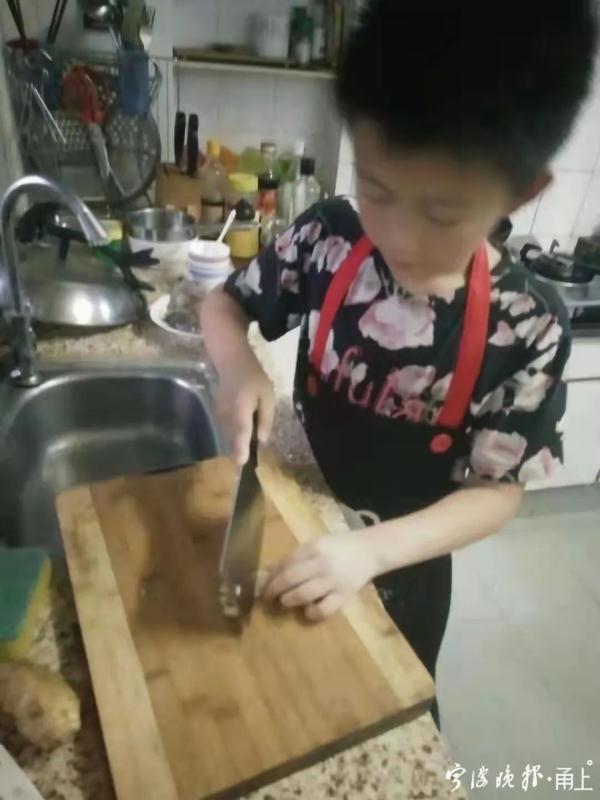 小学生除夕烧一桌大菜,家长们都羡慕了 小学生除夕烧一桌大菜,家长们都羡慕了