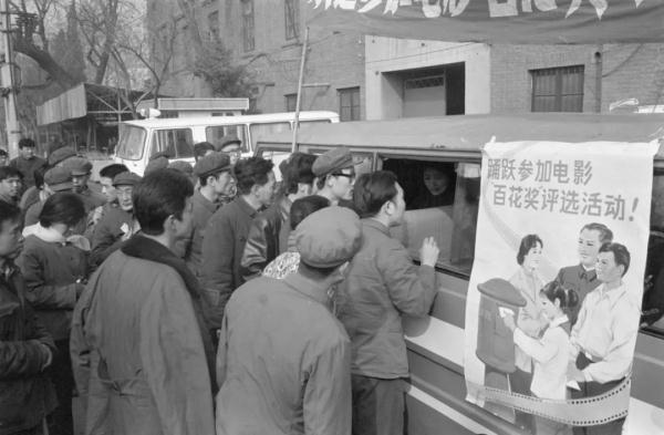 藏在电影里的春节记忆,一组照片看时代变迁… 藏在电影里的春节记忆,一组照片看时代变迁…