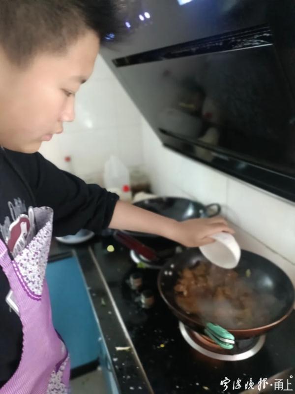 小学生除夕烧一桌大菜,家长们都羡慕了 小学生除夕烧一桌大菜,家长们都羡慕了