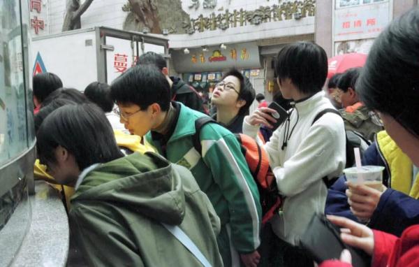 藏在电影里的春节记忆,一组照片看时代变迁… 藏在电影里的春节记忆,一组照片看时代变迁…