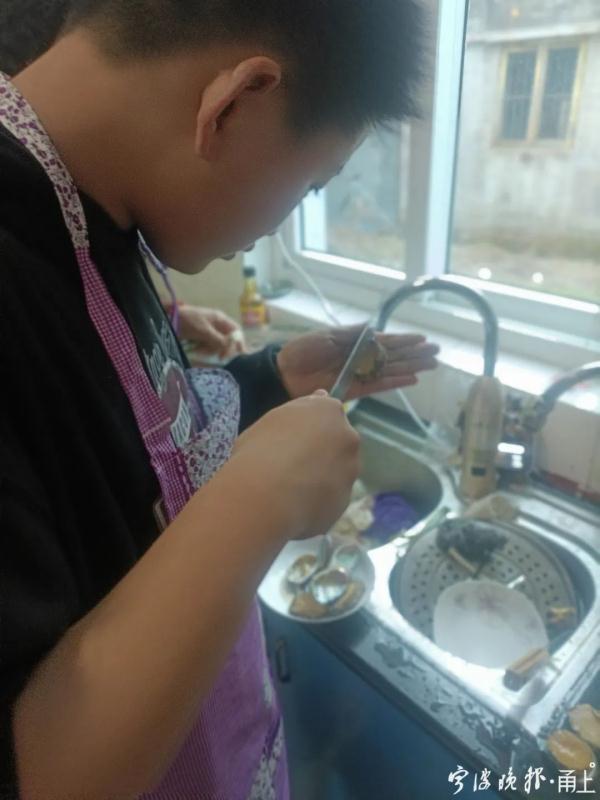 小学生除夕烧一桌大菜,家长们都羡慕了 小学生除夕烧一桌大菜,家长们都羡慕了