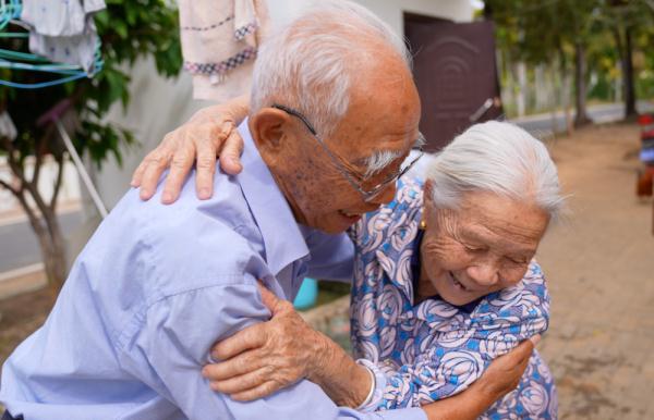 86岁老人为何57年没回家过年，选择留在海南？原因令人敬佩！