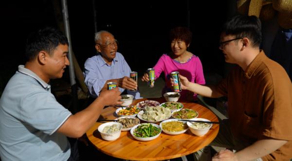 86岁老人为何57年没回家过年，选择留在海南？原因令人敬佩！