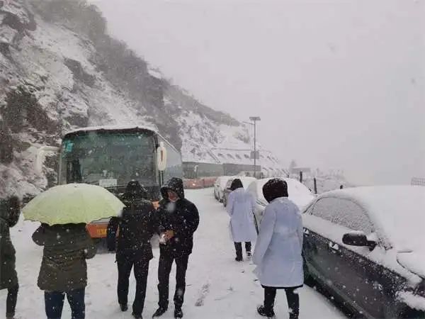 突降暴雪!景区2000名游客滞留! 突降暴雪!景区2000名游客滞留!