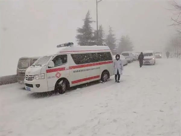 突降暴雪!景区2000名游客滞留! 突降暴雪!景区2000名游客滞留!