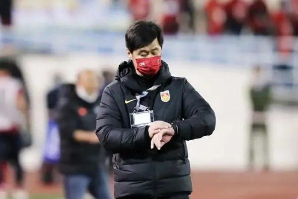 国足不敌越南彻底出局 李霄鹏道歉:我也很难接受 国足不敌越南彻底出局 李霄鹏道歉:我也很难接受