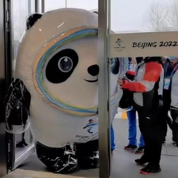 新晋顶流来啦,谁能拒绝得了冰墩墩呢…… 新晋顶流来啦,谁能拒绝得了冰墩墩呢……