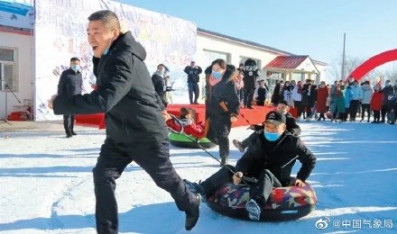 正值北京冬奥会之际，新疆塔城人民积极参与冰雪运动，为冬奥喝彩
