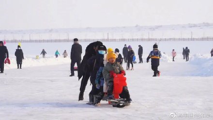 正值北京冬奥会之际，新疆塔城人民积极参与冰雪运动，为冬奥喝彩