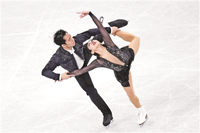 葱桶组合首秀刷新世界纪录 中国花滑团体赛暂列第三 葱桶组合首秀刷新世界纪录 中国花滑团体赛暂列第三