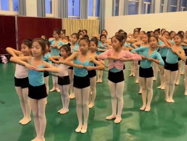 冬奥会“小鸽子”背后的故事:排练中大帮小,休息时看书学习 冬奥会“小鸽子”背后的故事:排练中大帮小,休息时看书学习