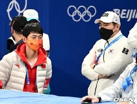 中国短道速滑夺金后,这个韩裔俄罗斯男人笑了 中国短道速滑夺金后,这个韩裔俄罗斯男人笑了