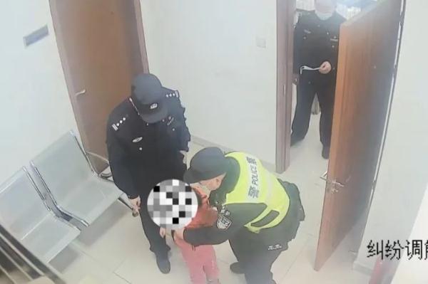 去奶奶家过年 孩子却不见了...