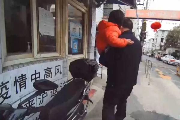 去奶奶家过年 孩子却不见了...