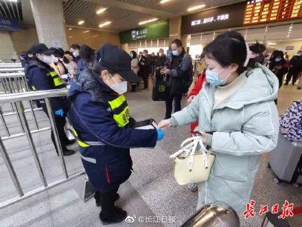 春节假期武汉三大站发送旅客62万人次，6日加开夜行高铁30列