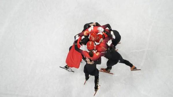 中国短道速滑夺金后,这个韩裔俄罗斯男人笑了 中国短道速滑夺金后,这个韩裔俄罗斯男人笑了