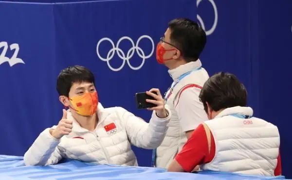 中国短道速滑夺金后,这个韩裔俄罗斯男人笑了 中国短道速滑夺金后,这个韩裔俄罗斯男人笑了