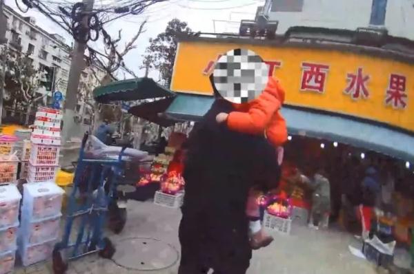 去奶奶家过年 孩子却不见了...