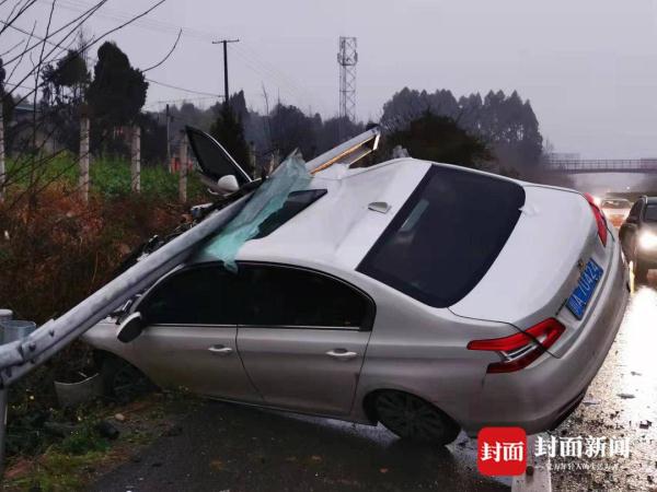 在s1成万高速绵阳往成都方向发生一起交通事故,车辆受损十分严重