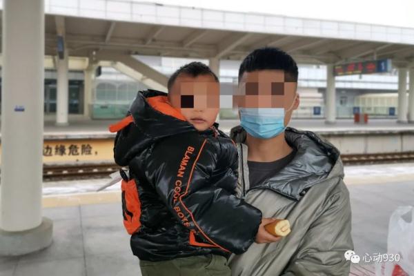 事发贵州！高铁发车，小男孩紧挨车厢大声哭泣！