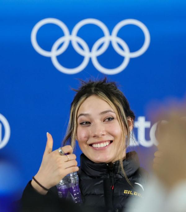 北京冬奥会 | 自信而可爱!来看谷爱凌出席赛后新闻发布会现场图 北京冬奥会 | 自信而可爱!来看谷爱凌出席赛后新闻发布会现场图