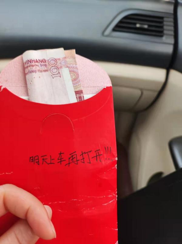 湖南单亲妈妈年后离家返工，收到女儿偷塞的红包，打开看哭了