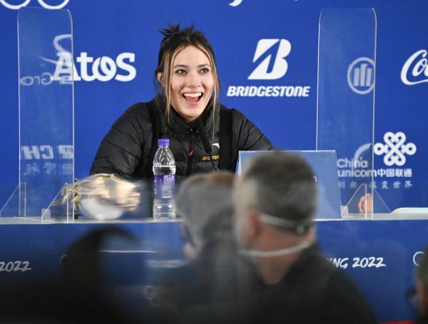 北京冬奥会 | 自信而可爱!来看谷爱凌出席赛后新闻发布会现场图 北京冬奥会 | 自信而可爱!来看谷爱凌出席赛后新闻发布会现场图