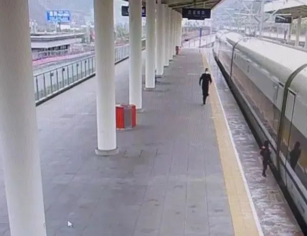 事发贵州！高铁发车，小男孩紧挨车厢大声哭泣！