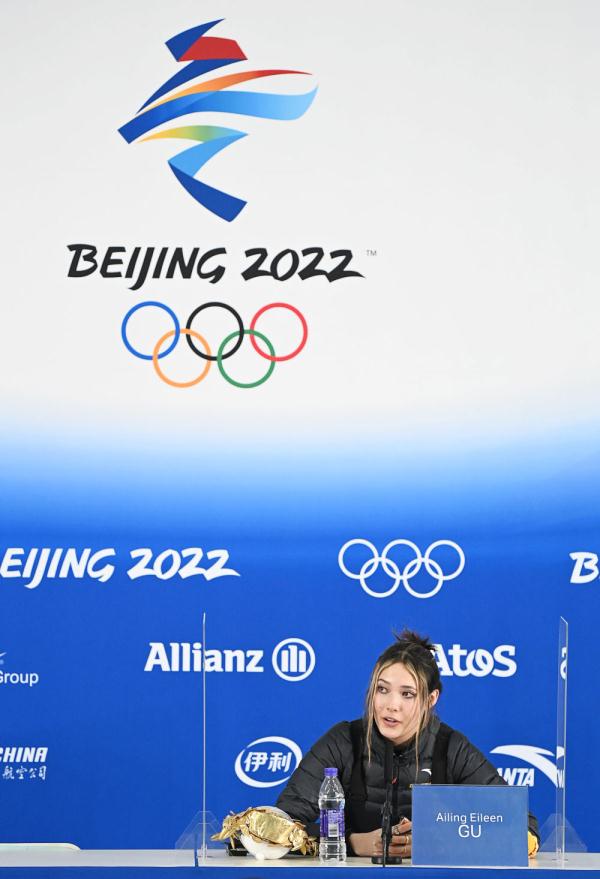 北京冬奥会 | 自信而可爱!来看谷爱凌出席赛后新闻发布会现场图 北京冬奥会 | 自信而可爱!来看谷爱凌出席赛后新闻发布会现场图