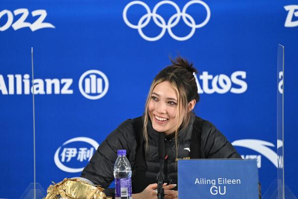 北京冬奥会 | 自信而可爱!来看谷爱凌出席赛后新闻发布会现场图 北京冬奥会 | 自信而可爱!来看谷爱凌出席赛后新闻发布会现场图