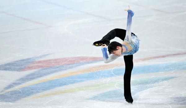 2月8日,日本選手羽生結弦在北京2022年冬奧會花樣滑冰男子單人滑短