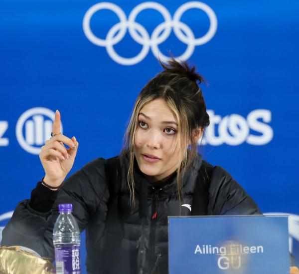 北京冬奥会 | 自信而可爱!来看谷爱凌出席赛后新闻发布会现场图 北京冬奥会 | 自信而可爱!来看谷爱凌出席赛后新闻发布会现场图
