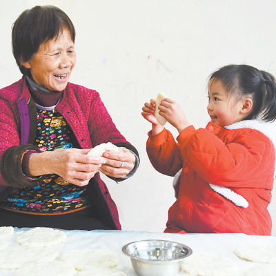 馬玉福攝(影像中國)江蘇省南京市民俗博物館,民間彩燈工藝師在扎制