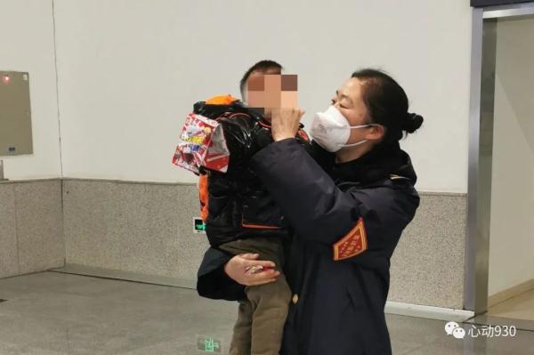 事发贵州！高铁发车，小男孩紧挨车厢大声哭泣！