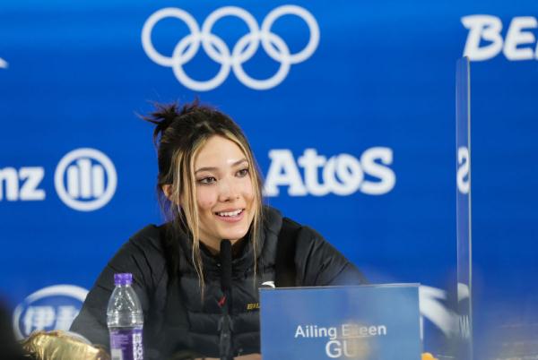 北京冬奥会 | 自信而可爱!来看谷爱凌出席赛后新闻发布会现场图 北京冬奥会 | 自信而可爱!来看谷爱凌出席赛后新闻发布会现场图