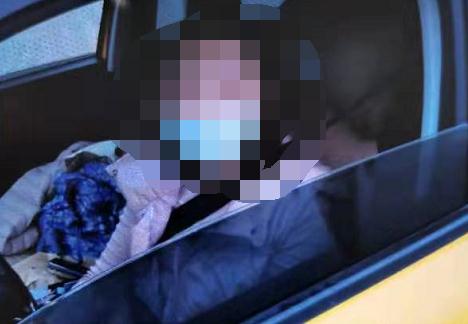 女子开车走情侣路闯了4次红灯！她却对交警说：以为是黄灯！