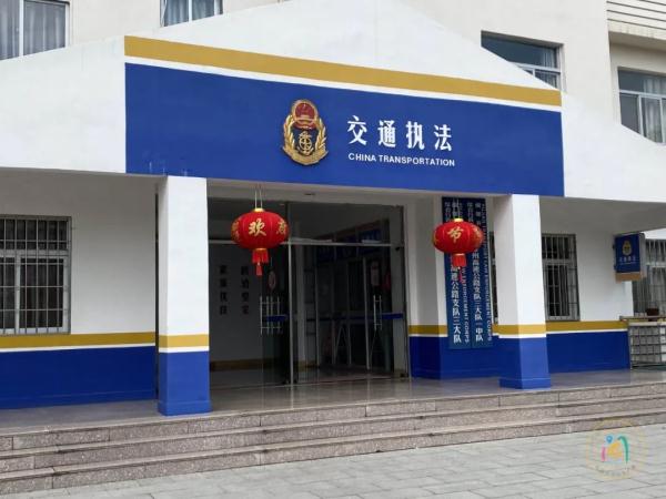 福建女子开车撞到护栏，丈夫着急赶去现场，却没想到……