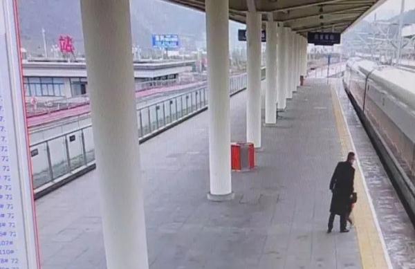事发贵州！高铁发车，小男孩紧挨车厢大声哭泣！