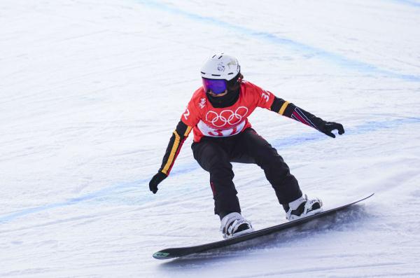 北京冬奧會丨中國選手馮賀在單板滑雪女子障礙追逐比賽中登場