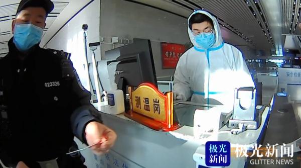 大庆西站一老人在进站口哭泣，结局暖了......