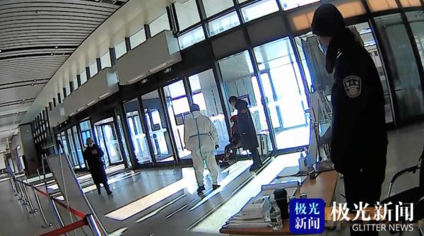 大庆西站一老人在进站口哭泣，结局暖了......