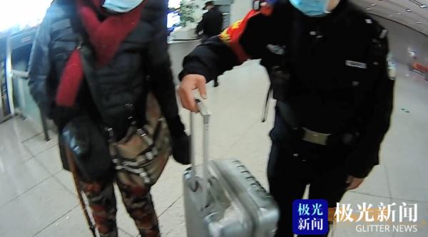 大庆西站一老人在进站口哭泣，结局暖了......