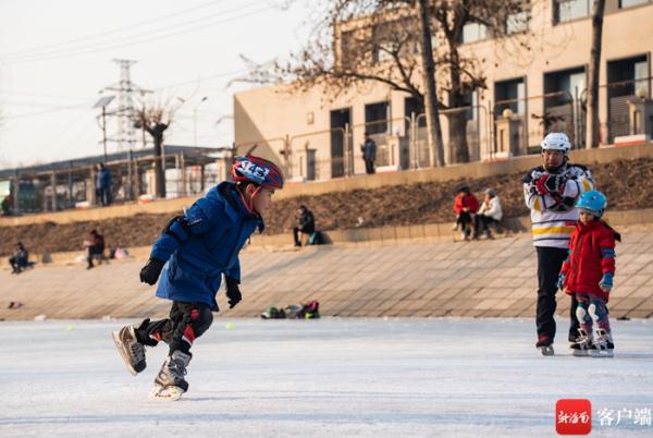 组图北京市民体验滑野冰乐趣演绎冬季运动热