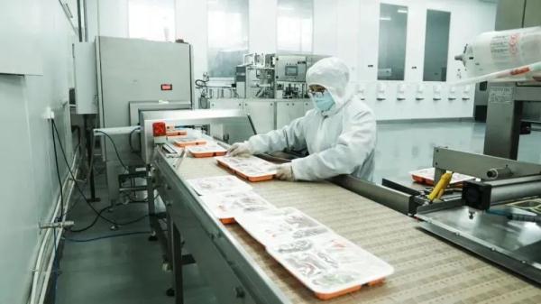 火车上有这么多好吃的！揭秘高铁盒饭从哪里来