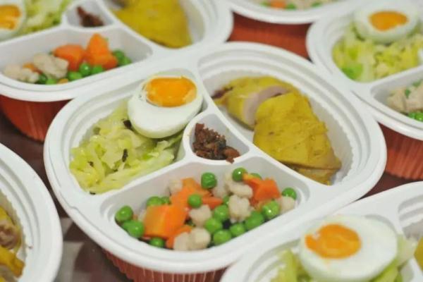 火车上有这么多好吃的！揭秘高铁盒饭从哪里来