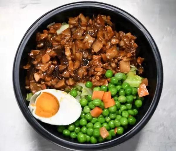 火车上有这么多好吃的！揭秘高铁盒饭从哪里来
