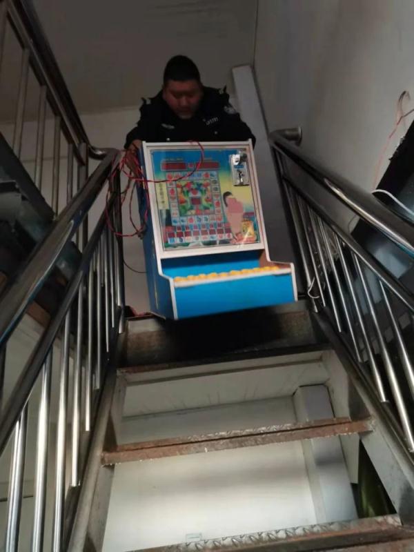 青岛一男子超市玩“老虎机”，输了…一怒之下报警维权！结局莫名喜感