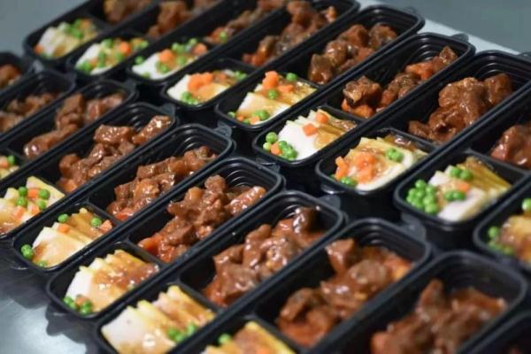 火车上有这么多好吃的！揭秘高铁盒饭从哪里来