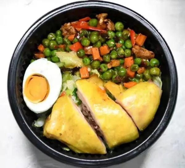 火车上有这么多好吃的！揭秘高铁盒饭从哪里来