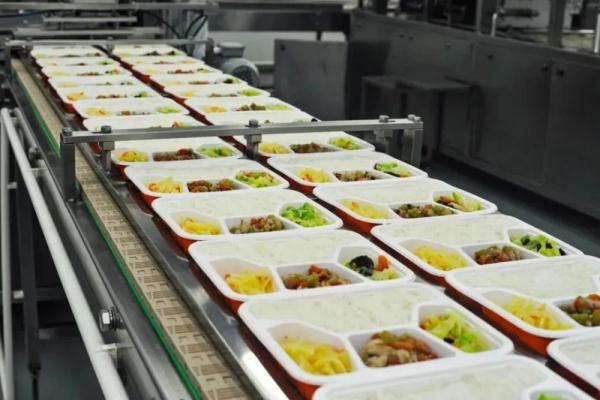 火车上有这么多好吃的！揭秘高铁盒饭从哪里来